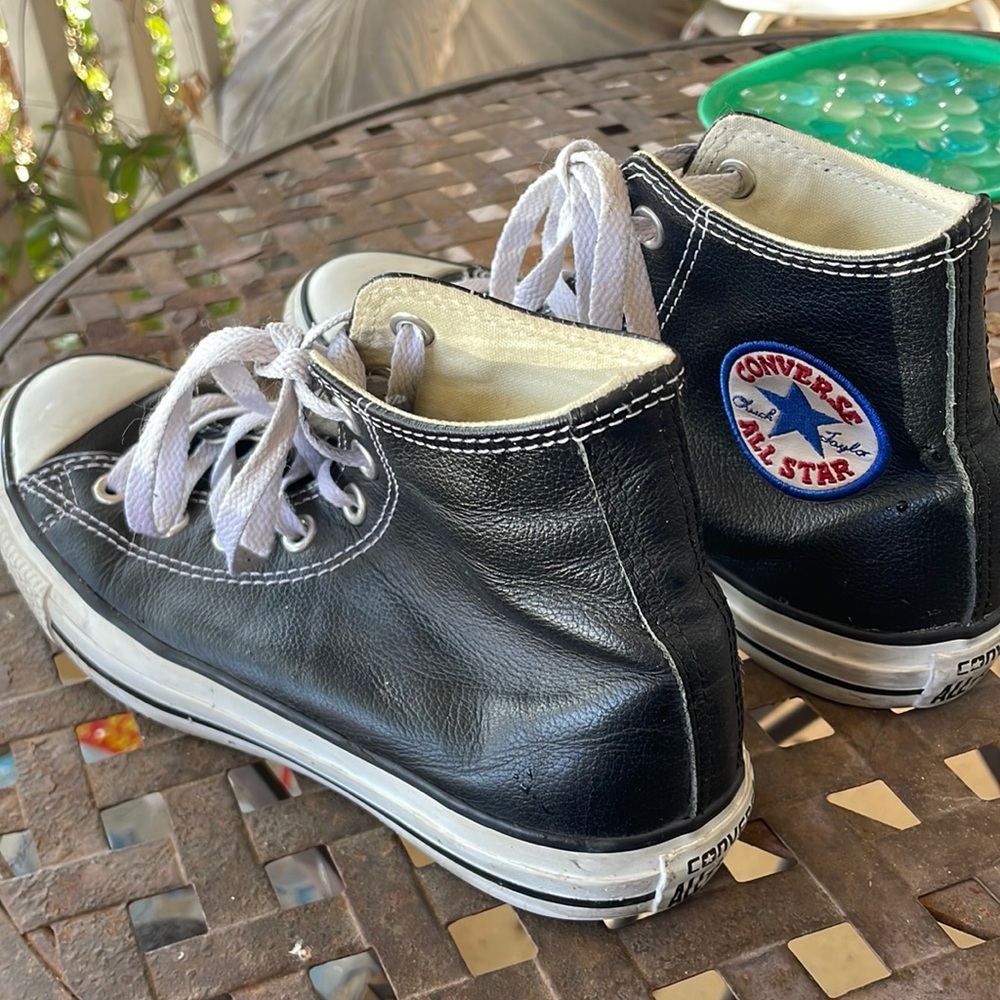 Black leather Converse All Star men’s 6, women’s 8.